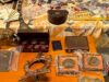 Roma, oggetti e monete antiche rubati in vendita a Porta Portese: il proprietario li riconosce e chiama la polizia