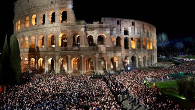 Via Crucis, in 25mila al Colosseo senza il Papa: per conservare la salute in vista della Veglia di questa sera