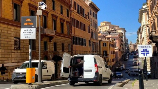 Roma, contromano e in retromarcia per evitare telecamere Ztl: scoperti oltre 60 