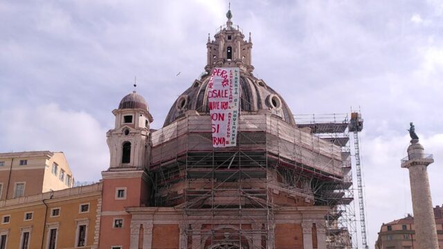 Blitz dei movimenti per la casa a Roma: attivisti sulla cupola della chiesa