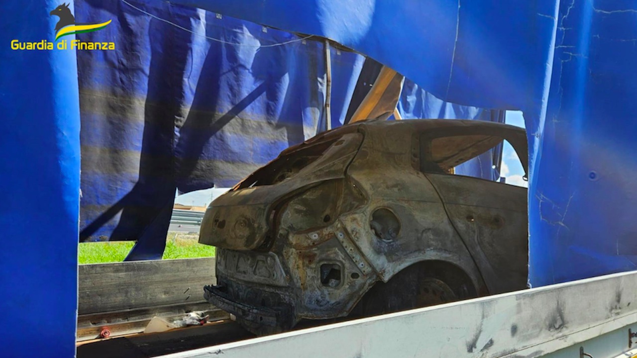 Discarica abusiva sequestrata a Fiumicino: auto abbandonate e rifiuti pericolosi