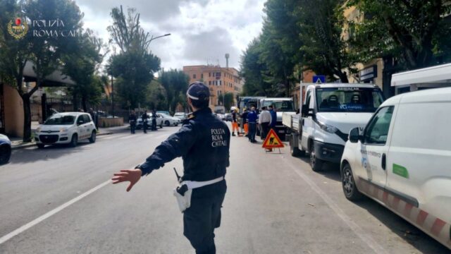Roma, fuga di gas in via dell'Acqua Bullicante: palazzo evacuato e chiusi negozi