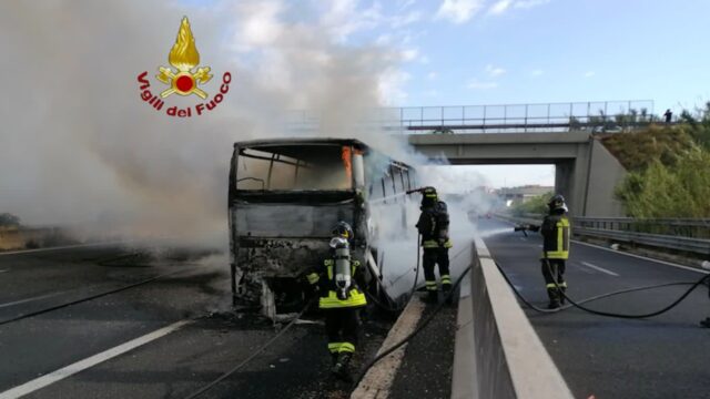 Roma, bus turistico in fiamme sul Raccordo: nessun ferito