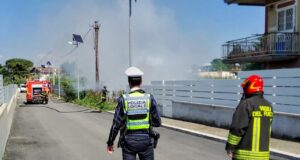 Incendio a Ciampino, in fiamme auto e canneto vicino alle case: ipotesi corto circuito palo luce