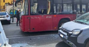 Roma, lite stradale con danneggiamento bus: denunciato automobilista