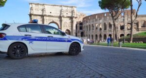 Roma, turista americano collassa in strada e muore davanti ai familiari