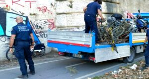 Roma, carcasse di bici e rifiuti sulle banchine del Tevere: intervento tra Ponte Sublicio e Ponte Milvio