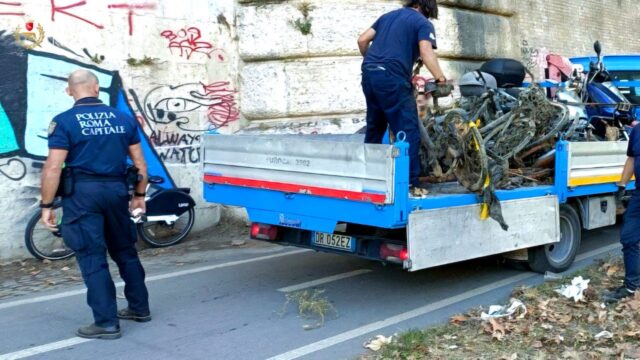 Roma, carcasse di bici e rifiuti sulle banchine del Tevere: intervento tra Ponte Sublicio e Ponte Milvio