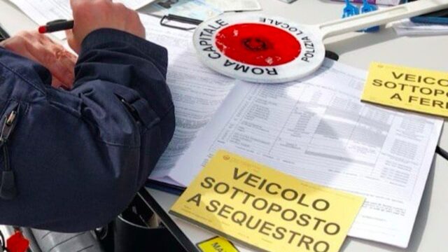 In moto per Roma senza patente e assicurazione: multa record da 6mila euro