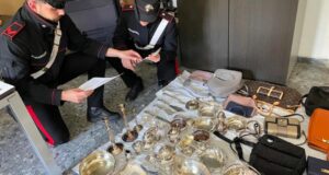 Roma, scoperto con il bottino di un furto in casa tenta di corrompere i carabinieri